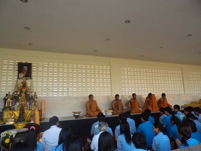 ฝ่ายพัฒนานิสิต คณะศึกษาศาสตร์ จัดโครงการ "ทำบุญวันเข้าพรรษา" ประจำปี ๒๕๕๖ โดยได้จัดโครงการในวันพุธที่ ๑๗ กรกฎาคม ๒๕๕๖ มีกิจกรรมถวายเทียนพรรษา จำนวน 8 วัด คือ วัดเขาแก้ว วัดบางดาน วัดแหลมพ้อ วัดท้ายยอ วัดโคกเปี้ยว วัดเขาบ่อ วัดเขากุด และวัดสุวรรณคีรี โดยมีคณาจารย์และนิสิตเข้าร่วมกว่า 80 คน ภาพที่ 51