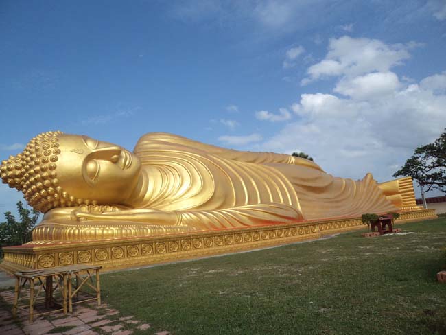 ฝ่ายพัฒนานิสิต คณะศึกษาศาสตร์ จัดโครงการ "ทำบุญวันเข้าพรรษา" ประจำปี ๒๕๕๖ โดยได้จัดโครงการในวันพุธที่ ๑๗ กรกฎาคม ๒๕๕๖ มีกิจกรรมถวายเทียนพรรษา จำนวน 8 วัด คือ วัดเขาแก้ว วัดบางดาน วัดแหลมพ้อ วัดท้ายยอ วัดโคกเปี้ยว วัดเขาบ่อ วัดเขากุด และวัดสุวรรณคีรี โดยมีคณาจารย์และนิสิตเข้าร่วมกว่า 80 คน ภาพที่ 52