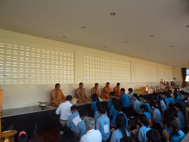 ฝ่ายพัฒนานิสิต คณะศึกษาศาสตร์ จัดโครงการ "ทำบุญวันเข้าพรรษา" ประจำปี ๒๕๕๖ โดยได้จัดโครงการในวันพุธที่ ๑๗ กรกฎาคม ๒๕๕๖ มีกิจกรรมถวายเทียนพรรษา จำนวน 8 วัด คือ วัดเขาแก้ว วัดบางดาน วัดแหลมพ้อ วัดท้ายยอ วัดโคกเปี้ยว วัดเขาบ่อ วัดเขากุด และวัดสุวรรณคีรี โดยมีคณาจารย์และนิสิตเข้าร่วมกว่า 80 คน ภาพที่ 53