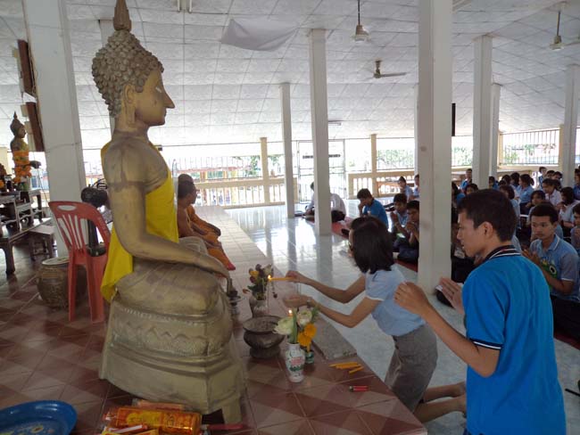ฝ่ายพัฒนานิสิต คณะศึกษาศาสตร์ จัดโครงการ "ทำบุญวันเข้าพรรษา" ประจำปี ๒๕๕๖ โดยได้จัดโครงการในวันพุธที่ ๑๗ กรกฎาคม ๒๕๕๖ มีกิจกรรมถวายเทียนพรรษา จำนวน 8 วัด คือ วัดเขาแก้ว วัดบางดาน วัดแหลมพ้อ วัดท้ายยอ วัดโคกเปี้ยว วัดเขาบ่อ วัดเขากุด และวัดสุวรรณคีรี โดยมีคณาจารย์และนิสิตเข้าร่วมกว่า 80 คน ภาพที่ 54