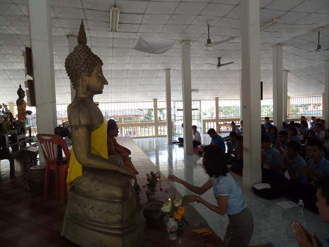 ฝ่ายพัฒนานิสิต คณะศึกษาศาสตร์ จัดโครงการ "ทำบุญวันเข้าพรรษา" ประจำปี ๒๕๕๖ โดยได้จัดโครงการในวันพุธที่ ๑๗ กรกฎาคม ๒๕๕๖ มีกิจกรรมถวายเทียนพรรษา จำนวน 8 วัด คือ วัดเขาแก้ว วัดบางดาน วัดแหลมพ้อ วัดท้ายยอ วัดโคกเปี้ยว วัดเขาบ่อ วัดเขากุด และวัดสุวรรณคีรี โดยมีคณาจารย์และนิสิตเข้าร่วมกว่า 80 คน ภาพที่ 55