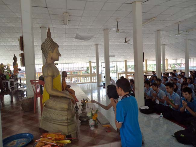 ฝ่ายพัฒนานิสิต คณะศึกษาศาสตร์ จัดโครงการ "ทำบุญวันเข้าพรรษา" ประจำปี ๒๕๕๖ โดยได้จัดโครงการในวันพุธที่ ๑๗ กรกฎาคม ๒๕๕๖ มีกิจกรรมถวายเทียนพรรษา จำนวน 8 วัด คือ วัดเขาแก้ว วัดบางดาน วัดแหลมพ้อ วัดท้ายยอ วัดโคกเปี้ยว วัดเขาบ่อ วัดเขากุด และวัดสุวรรณคีรี โดยมีคณาจารย์และนิสิตเข้าร่วมกว่า 80 คน ภาพที่ 56