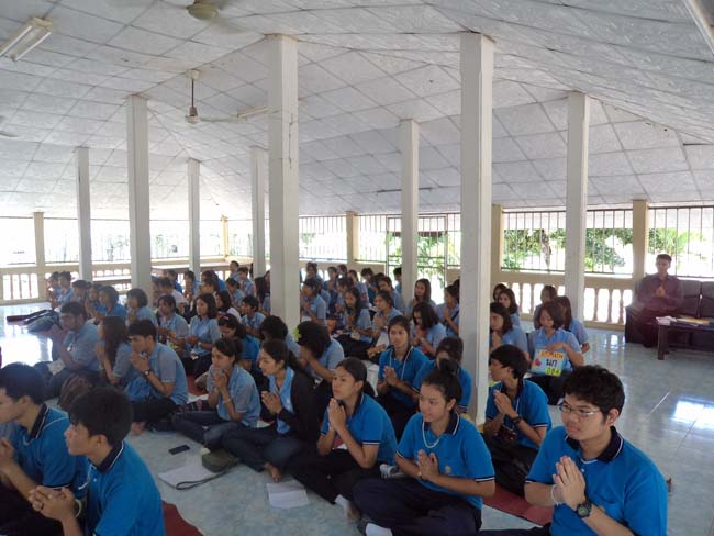 ฝ่ายพัฒนานิสิต คณะศึกษาศาสตร์ จัดโครงการ "ทำบุญวันเข้าพรรษา" ประจำปี ๒๕๕๖ โดยได้จัดโครงการในวันพุธที่ ๑๗ กรกฎาคม ๒๕๕๖ มีกิจกรรมถวายเทียนพรรษา จำนวน 8 วัด คือ วัดเขาแก้ว วัดบางดาน วัดแหลมพ้อ วัดท้ายยอ วัดโคกเปี้ยว วัดเขาบ่อ วัดเขากุด และวัดสุวรรณคีรี โดยมีคณาจารย์และนิสิตเข้าร่วมกว่า 80 คน ภาพที่ 58