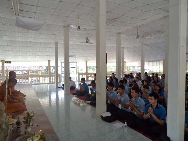 ฝ่ายพัฒนานิสิต คณะศึกษาศาสตร์ จัดโครงการ "ทำบุญวันเข้าพรรษา" ประจำปี ๒๕๕๖ โดยได้จัดโครงการในวันพุธที่ ๑๗ กรกฎาคม ๒๕๕๖ มีกิจกรรมถวายเทียนพรรษา จำนวน 8 วัด คือ วัดเขาแก้ว วัดบางดาน วัดแหลมพ้อ วัดท้ายยอ วัดโคกเปี้ยว วัดเขาบ่อ วัดเขากุด และวัดสุวรรณคีรี โดยมีคณาจารย์และนิสิตเข้าร่วมกว่า 80 คน ภาพที่ 59