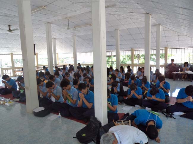ฝ่ายพัฒนานิสิต คณะศึกษาศาสตร์ จัดโครงการ "ทำบุญวันเข้าพรรษา" ประจำปี ๒๕๕๖ โดยได้จัดโครงการในวันพุธที่ ๑๗ กรกฎาคม ๒๕๕๖ มีกิจกรรมถวายเทียนพรรษา จำนวน 8 วัด คือ วัดเขาแก้ว วัดบางดาน วัดแหลมพ้อ วัดท้ายยอ วัดโคกเปี้ยว วัดเขาบ่อ วัดเขากุด และวัดสุวรรณคีรี โดยมีคณาจารย์และนิสิตเข้าร่วมกว่า 80 คน ภาพที่ 60