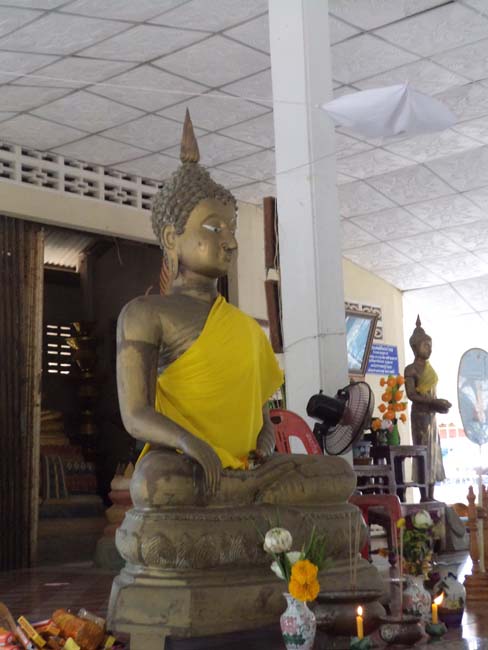 ฝ่ายพัฒนานิสิต คณะศึกษาศาสตร์ จัดโครงการ "ทำบุญวันเข้าพรรษา" ประจำปี ๒๕๕๖ โดยได้จัดโครงการในวันพุธที่ ๑๗ กรกฎาคม ๒๕๕๖ มีกิจกรรมถวายเทียนพรรษา จำนวน 8 วัด คือ วัดเขาแก้ว วัดบางดาน วัดแหลมพ้อ วัดท้ายยอ วัดโคกเปี้ยว วัดเขาบ่อ วัดเขากุด และวัดสุวรรณคีรี โดยมีคณาจารย์และนิสิตเข้าร่วมกว่า 80 คน ภาพที่ 62