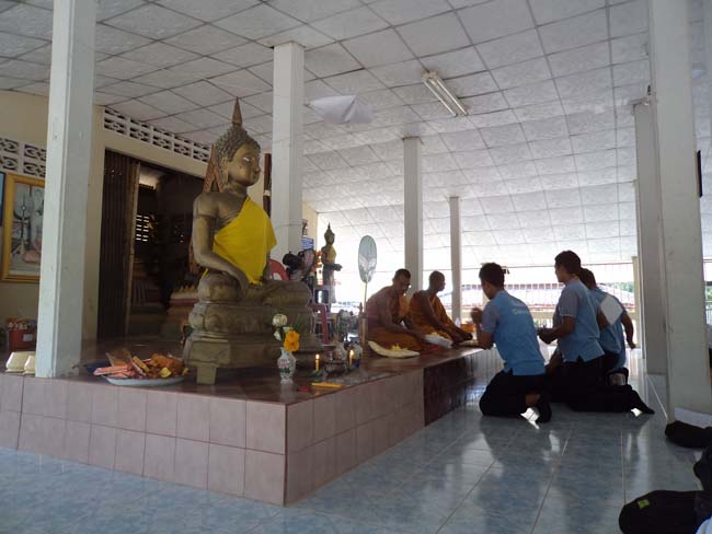 ฝ่ายพัฒนานิสิต คณะศึกษาศาสตร์ จัดโครงการ "ทำบุญวันเข้าพรรษา" ประจำปี ๒๕๕๖ โดยได้จัดโครงการในวันพุธที่ ๑๗ กรกฎาคม ๒๕๕๖ มีกิจกรรมถวายเทียนพรรษา จำนวน 8 วัด คือ วัดเขาแก้ว วัดบางดาน วัดแหลมพ้อ วัดท้ายยอ วัดโคกเปี้ยว วัดเขาบ่อ วัดเขากุด และวัดสุวรรณคีรี โดยมีคณาจารย์และนิสิตเข้าร่วมกว่า 80 คน ภาพที่ 63