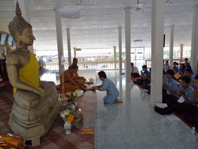 ฝ่ายพัฒนานิสิต คณะศึกษาศาสตร์ จัดโครงการ "ทำบุญวันเข้าพรรษา" ประจำปี ๒๕๕๖ โดยได้จัดโครงการในวันพุธที่ ๑๗ กรกฎาคม ๒๕๕๖ มีกิจกรรมถวายเทียนพรรษา จำนวน 8 วัด คือ วัดเขาแก้ว วัดบางดาน วัดแหลมพ้อ วัดท้ายยอ วัดโคกเปี้ยว วัดเขาบ่อ วัดเขากุด และวัดสุวรรณคีรี โดยมีคณาจารย์และนิสิตเข้าร่วมกว่า 80 คน ภาพที่ 66