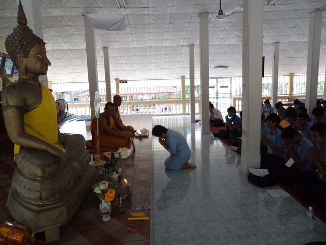 ฝ่ายพัฒนานิสิต คณะศึกษาศาสตร์ จัดโครงการ "ทำบุญวันเข้าพรรษา" ประจำปี ๒๕๕๖ โดยได้จัดโครงการในวันพุธที่ ๑๗ กรกฎาคม ๒๕๕๖ มีกิจกรรมถวายเทียนพรรษา จำนวน 8 วัด คือ วัดเขาแก้ว วัดบางดาน วัดแหลมพ้อ วัดท้ายยอ วัดโคกเปี้ยว วัดเขาบ่อ วัดเขากุด และวัดสุวรรณคีรี โดยมีคณาจารย์และนิสิตเข้าร่วมกว่า 80 คน ภาพที่ 67