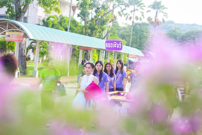 สาขาวิชาการศึกษาปฐมวัย จัดโครงการ “ปฐมวัยซู่ซ่า กีฬาสีซู่ซี่” ในวันเสาร์ที่ 2 พฤศจิกายน 2556 ณ ยิมเนเซียม มหาวิทยาลัยทักษิณ ภาพที่ 33