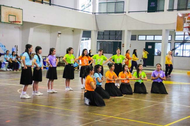 สาขาวิชาการศึกษาปฐมวัย จัดโครงการ “ปฐมวัยซู่ซ่า กีฬาสีซู่ซี่” ในวันเสาร์ที่ 2 พฤศจิกายน 2556 ณ ยิมเนเซียม มหาวิทยาลัยทักษิณ ภาพที่ 37