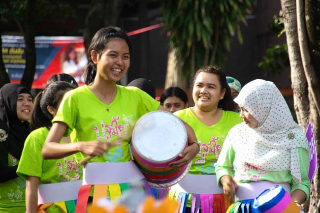 สาขาวิชาการศึกษาปฐมวัย จัดโครงการ “ปฐมวัยซู่ซ่า กีฬาสีซู่ซี่” ในวันเสาร์ที่ 2 พฤศจิกายน 2556 ณ ยิมเนเซียม มหาวิทยาลัยทักษิณ ภาพที่ 185
