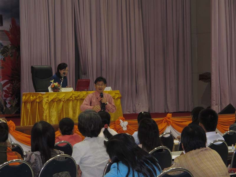 โครงการอบรมพี่เลี้ยง เรื่อง"การจัดการเรียนรู้ในศตวรรษที่ 21 สำหรับครูพี่เลี้ยงนิสิตหลักสูตรการศึกษาบัณฑิต (หลักสูตร 5 ปี) ปีการศึกษา 2556 ภาพที่ 23