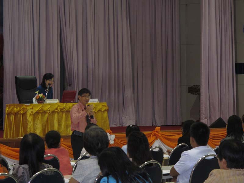 โครงการอบรมพี่เลี้ยง เรื่อง"การจัดการเรียนรู้ในศตวรรษที่ 21 สำหรับครูพี่เลี้ยงนิสิตหลักสูตรการศึกษาบัณฑิต (หลักสูตร 5 ปี) ปีการศึกษา 2556 ภาพที่ 24