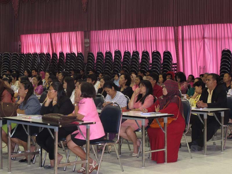 โครงการอบรมพี่เลี้ยง เรื่อง"การจัดการเรียนรู้ในศตวรรษที่ 21 สำหรับครูพี่เลี้ยงนิสิตหลักสูตรการศึกษาบัณฑิต (หลักสูตร 5 ปี) ปีการศึกษา 2556 ภาพที่ 33