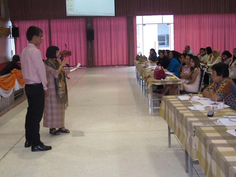 โครงการอบรมพี่เลี้ยง เรื่อง"การจัดการเรียนรู้ในศตวรรษที่ 21 สำหรับครูพี่เลี้ยงนิสิตหลักสูตรการศึกษาบัณฑิต (หลักสูตร 5 ปี) ปีการศึกษา 2556 ภาพที่ 40