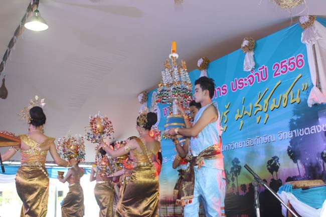 งานทักษิณวิชาการ ประจำปี 2556"บูรณาการนำความรู้ มุ่งสู่ชุมชน"ระหว่างวันที 26 - 28 สิงหาคม 2556 ณ มหาวิทยาลัยทักษิณ วิทยาเขตสงขลา ภาพที่ 134