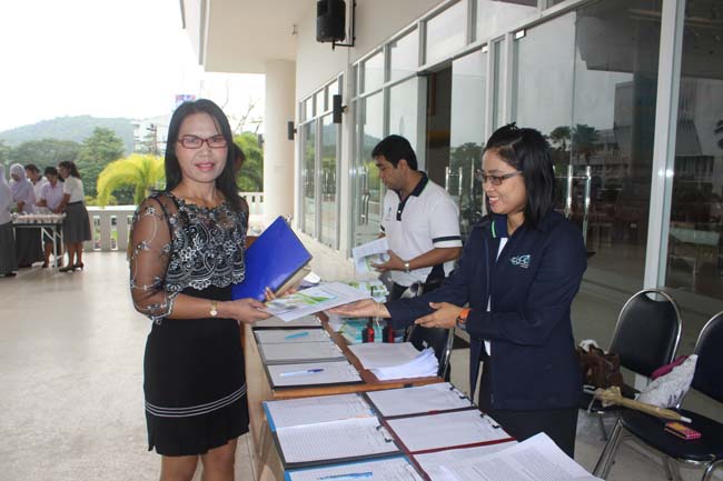 งานทักษิณวิชาการ ประจำปี 2556"บูรณาการนำความรู้ มุ่งสู่ชุมชน"ระหว่างวันที 26 - 28 สิงหาคม 2556 ณ มหาวิทยาลัยทักษิณ วิทยาเขตสงขลา ภาพที่ 383
