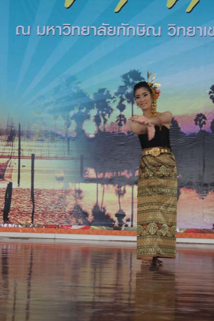 งานทักษิณวิชาการ ประจำปี 2556"บูรณาการนำความรู้ มุ่งสู่ชุมชน"ระหว่างวันที 26 - 28 สิงหาคม 2556 ณ มหาวิทยาลัยทักษิณ วิทยาเขตสงขลา ภาพที่ 576