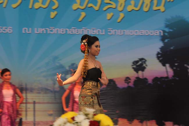 งานทักษิณวิชาการ ประจำปี 2556"บูรณาการนำความรู้ มุ่งสู่ชุมชน"ระหว่างวันที 26 - 28 สิงหาคม 2556 ณ มหาวิทยาลัยทักษิณ วิทยาเขตสงขลา ภาพที่ 584