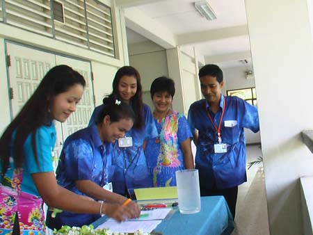 กิจกรรมสืบสานประเพณีสงกรานต์ คณะศึกษาศาสตร์ ปี 2550 ภาพที่ 32
