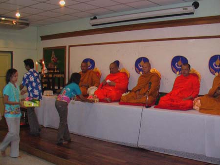 กิจกรรมสืบสานประเพณีสงกรานต์ คณะศึกษาศาสตร์ ปี 2550 ภาพที่ 39