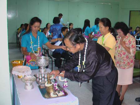 กิจกรรมสืบสานประเพณีสงกรานต์ คณะศึกษาศาสตร์ ปี 2550 ภาพที่ 71