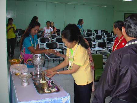 กิจกรรมสืบสานประเพณีสงกรานต์ คณะศึกษาศาสตร์ ปี 2550 ภาพที่ 73