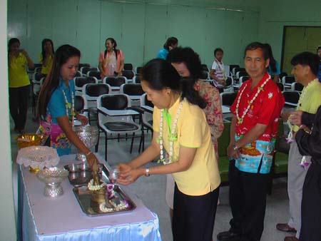 กิจกรรมสืบสานประเพณีสงกรานต์ คณะศึกษาศาสตร์ ปี 2550 ภาพที่ 74