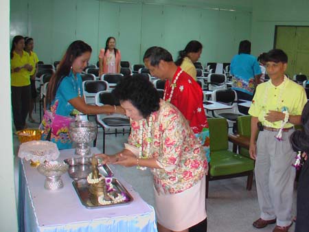 กิจกรรมสืบสานประเพณีสงกรานต์ คณะศึกษาศาสตร์ ปี 2550 ภาพที่ 75