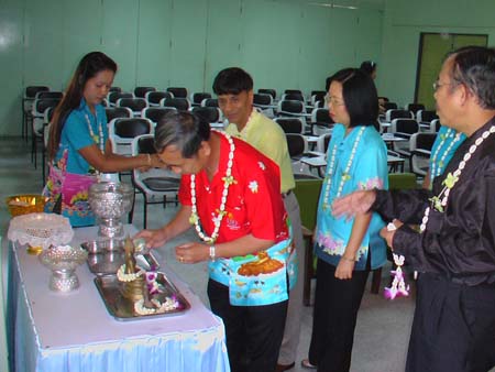 กิจกรรมสืบสานประเพณีสงกรานต์ คณะศึกษาศาสตร์ ปี 2550 ภาพที่ 77