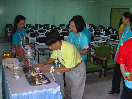กิจกรรมสืบสานประเพณีสงกรานต์ คณะศึกษาศาสตร์ ปี 2550 ภาพที่ 79