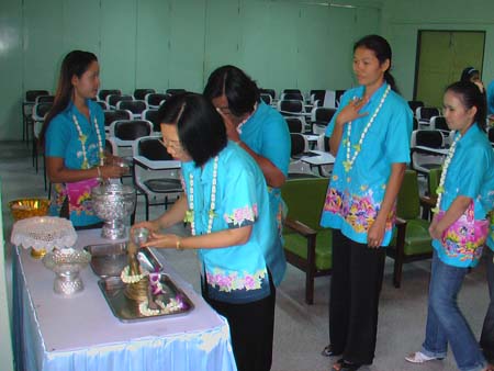 กิจกรรมสืบสานประเพณีสงกรานต์ คณะศึกษาศาสตร์ ปี 2550 ภาพที่ 81