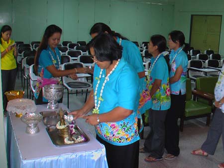 กิจกรรมสืบสานประเพณีสงกรานต์ คณะศึกษาศาสตร์ ปี 2550 ภาพที่ 84