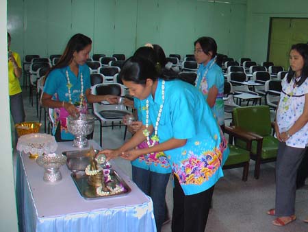 กิจกรรมสืบสานประเพณีสงกรานต์ คณะศึกษาศาสตร์ ปี 2550 ภาพที่ 85