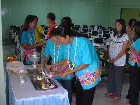 กิจกรรมสืบสานประเพณีสงกรานต์ คณะศึกษาศาสตร์ ปี 2550 ภาพที่ 86