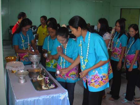 กิจกรรมสืบสานประเพณีสงกรานต์ คณะศึกษาศาสตร์ ปี 2550 ภาพที่ 87
