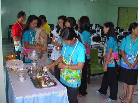 กิจกรรมสืบสานประเพณีสงกรานต์ คณะศึกษาศาสตร์ ปี 2550 ภาพที่ 88