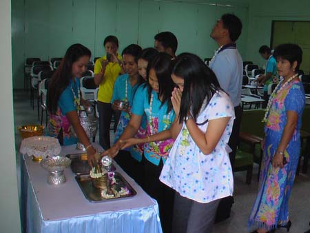 กิจกรรมสืบสานประเพณีสงกรานต์ คณะศึกษาศาสตร์ ปี 2550 ภาพที่ 91
