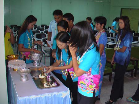 กิจกรรมสืบสานประเพณีสงกรานต์ คณะศึกษาศาสตร์ ปี 2550 ภาพที่ 92