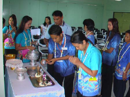 กิจกรรมสืบสานประเพณีสงกรานต์ คณะศึกษาศาสตร์ ปี 2550 ภาพที่ 95