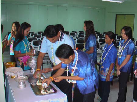 กิจกรรมสืบสานประเพณีสงกรานต์ คณะศึกษาศาสตร์ ปี 2550 ภาพที่ 97