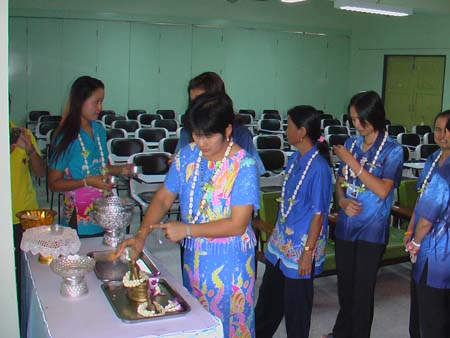 กิจกรรมสืบสานประเพณีสงกรานต์ คณะศึกษาศาสตร์ ปี 2550 ภาพที่ 99
