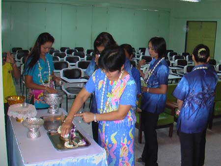 กิจกรรมสืบสานประเพณีสงกรานต์ คณะศึกษาศาสตร์ ปี 2550 ภาพที่ 100