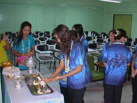 กิจกรรมสืบสานประเพณีสงกรานต์ คณะศึกษาศาสตร์ ปี 2550 ภาพที่ 101