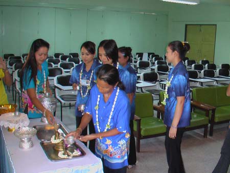 กิจกรรมสืบสานประเพณีสงกรานต์ คณะศึกษาศาสตร์ ปี 2550 ภาพที่ 102