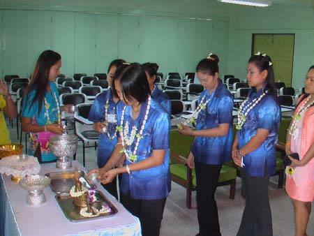 กิจกรรมสืบสานประเพณีสงกรานต์ คณะศึกษาศาสตร์ ปี 2550 ภาพที่ 103
