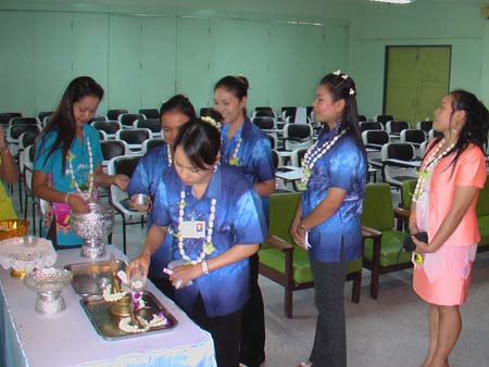 กิจกรรมสืบสานประเพณีสงกรานต์ คณะศึกษาศาสตร์ ปี 2550 ภาพที่ 104