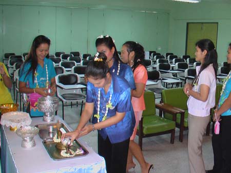 กิจกรรมสืบสานประเพณีสงกรานต์ คณะศึกษาศาสตร์ ปี 2550 ภาพที่ 107