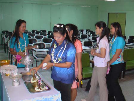 กิจกรรมสืบสานประเพณีสงกรานต์ คณะศึกษาศาสตร์ ปี 2550 ภาพที่ 108
